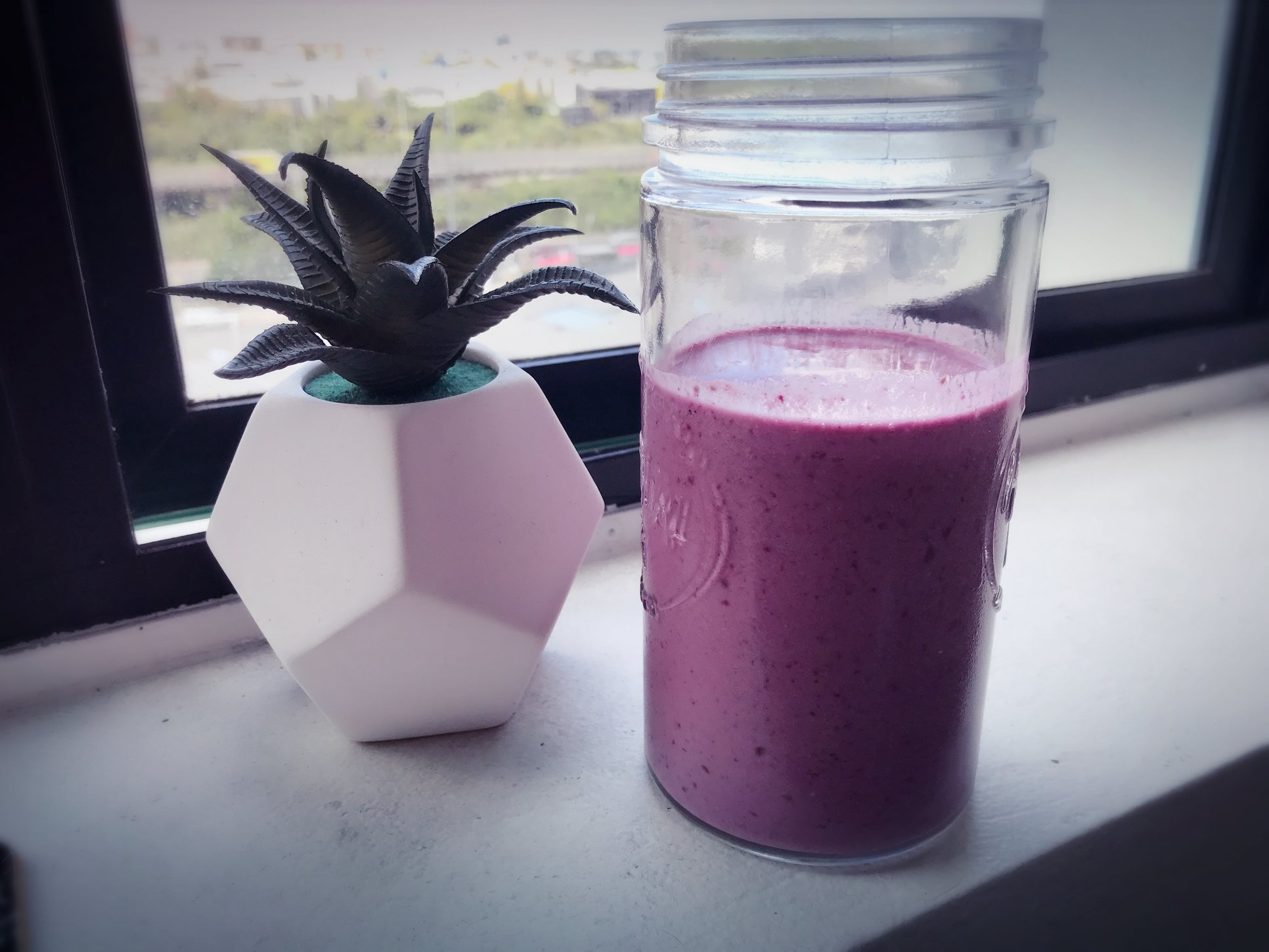 low-carb-berry-smoothie-recipe-easy-living-with-monique-bradley